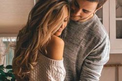 Đem cơm cho chồng, vợ đi theo được chứng kiến cảnh tượng phơi bày sự tử tế giả tạo của chồng