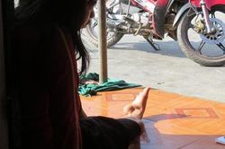 Nghệ An: Bắt cán bộ văn phòng trường tiểu học giở trò đồi bại với cô gái tật nguyền