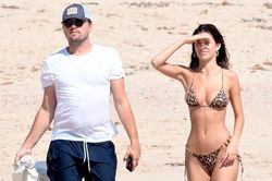Bạn gái kém 23 tuổi của Leonardo DiCaprio khó chịu khi bị soi mói