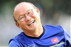 Ảnh chế bố Park bảo vệ học trò trong từng trận đấu tại SEA Games 30