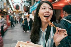 Cấm ăn trên đường, chụp ảnh selfie để giảm ô nhiễm du lịch