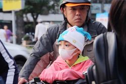 Người Sài Gòn co ro trong ngày lạnh 20 độ C