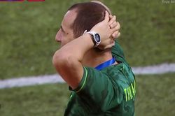 Trợ lý HLV Thái Lan ôm đầu tiếc nuối khi U22 Việt Nam đá lại penalty