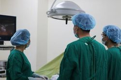 Phẫu thuật nội soi cấp cứu cho bé 15 tuổi bị thủng dạ dày