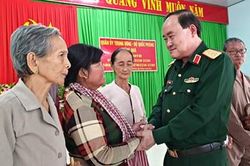 Lãnh đạo Bộ Quốc phòng thăm và tặng quà gia đình chính sách tại An Giang