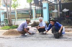 Ông Chín Song và đội cựu chiến binh sửa chữa cầu đường thiện nguyện