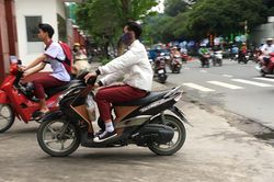 Lơ là đội nón bảo hiểm