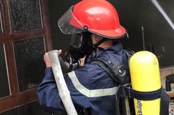 Lửa bốc cháy trong phòng ngủ do quên rút dây điện bàn là