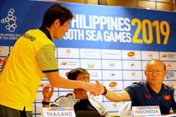 Hình ảnh ông Park và HLV Nishino thân mật với nhau ở SEA Games 30