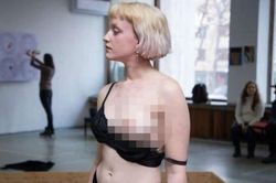 Nữ nghệ sĩ để ngực trần ở triển lãm khiến giám đốc bảo tàng mất việc