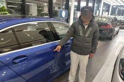 Thanh niên rạch xước xe BMW trong showroom để ép bố mua