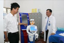 Bất ngờ cô Tấm rô-bốt chỉ đường tại Bệnh viện Quân dân y miền Đông