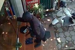Chủ cửa hàng điện thoại ở Hà Nội kể lại phút người mặt đen 'quái dị' cầm đầu gà đi ăn xin, cố đập cửa xông vào nhà