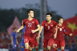 Hòa kịch tính Thái Lan, Việt Nam vào bán kết với thành tích bất bại vòng bảng