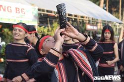 Hàng nghìn nghệ nhân biểu diễn lễ trong hội đường phố 'Vũ điệu cồng chiêng'
