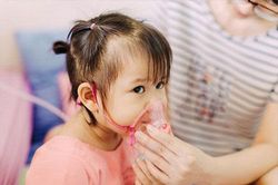 Cảnh giác bệnh hô hấp ở người già và trẻ nhỏ