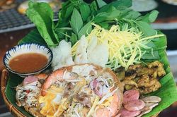 Bánh xèo và 5 món ăn miền Trung hút khách tại TP.HCM