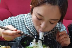 Trải nghiệm ăn phở trộn cơm và kim chi Hàn Quốc