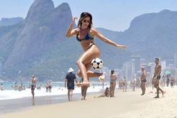 Hot girl nóng bỏng khiến Neymar phải đầu hàng
