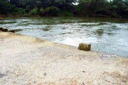 Gặp nạn khi qua sông