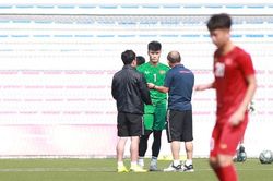 HLV Park Hang-seo 'họp kín' Bùi Tiến Dũng trước bán kết SEA Game 30