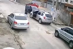 Thanh niên 'nhọ' nhất năm, vác súng đi cướp ô tô nhưng không biết lái xe