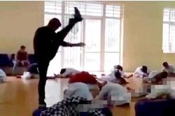 Thầy dạy võ đấm, đá như trời giáng vào học trò bị phạt 2,5 triệu đồng
