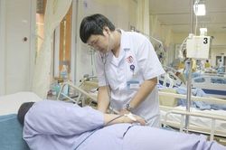 Người đàn ông nguy kịch vì ăn nhộng tằm