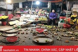 Con vay tiền chưa trả, mẹ bị chủ nợ tới phá sạp bán hoa quả?