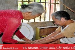 Cụ già 70 tuổi ở Hà Tĩnh tình nguyện chăm sóc người hàng xóm nằm liệt giường