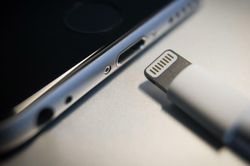 Apple sẽ chia tay cổng Lightning và dùng sạc không dây cho iPhone?