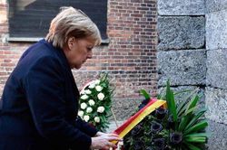 Thủ tướng Đức Angela Merkel lần đầu thăm trại tập trung Auschwitz
