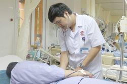 Người đàn ông nguy kịch sau khi ăn 15 con nhộng tằm