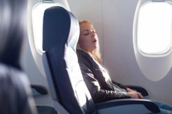 Tại sao hành khách không nên ngủ khi máy bay cất cánh và hạ cánh?