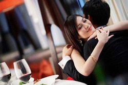 Vợ trẻ khoe quà tặng của anh kỹ sư tốt bụng khiến chồng chết lặng