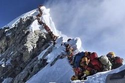Giấc mơ bị bỏ lại giữa sợ hãi tột cùng, hỗn loạn trên đỉnh Everest kẹt cứng người
