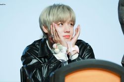 'Tiên tử nháy mắt' Park Jihoon tiết lộ thành viên Wanna One mình hay liên lạc nhất