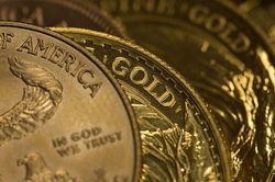 Giá vàng rón rén tăng, USD tự do ngừng giảm