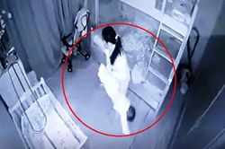 Phẫn nộ người giúp việc dốc ngược bé gái 14 tháng tuổi vì không chịu ngủ