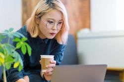 Lệnh cấm phụ nữ đeo kính vô lý tại Nhật Bản