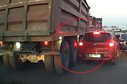 Ôtô va quệt vào xe ben vì cố chen lấn trên đường