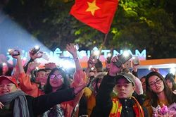 Người dân Thủ đô hào hứng cổ vũ đội tuyển U22 Việt Nam