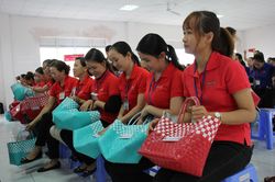 Tặng 1000 giỏ xách đi chợ cho nữ công nhân