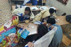 Gió mùa lại về soi cách học sinh 'khoác' chăn bông đi học