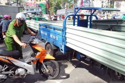 Giải pháp nào 'xóa sổ' xe ba bánh tại Hà Nội, TP HCM?