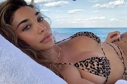 'Đỏ mặt' với bikini da báo siêu bé của nữ DJ Chantel Jeffries
