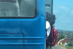 Nữ sinh bám cửa xe khách khi đang lên dốc ở Lâm Đồng gây xôn xao