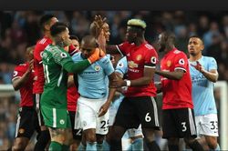 MU đá đểu Man City trước derby, Chelsea mua sắm lớn