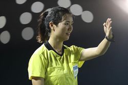 Vẻ cuốn hút của nữ trọng tài bóng đá ở SEA Games 30