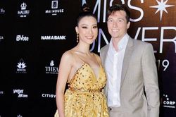 Loạt ảnh Á hậu Hoàng Oanh bụng bầu to khệ nệ bước đi trên thảm đỏ với nụ cười tươi rói